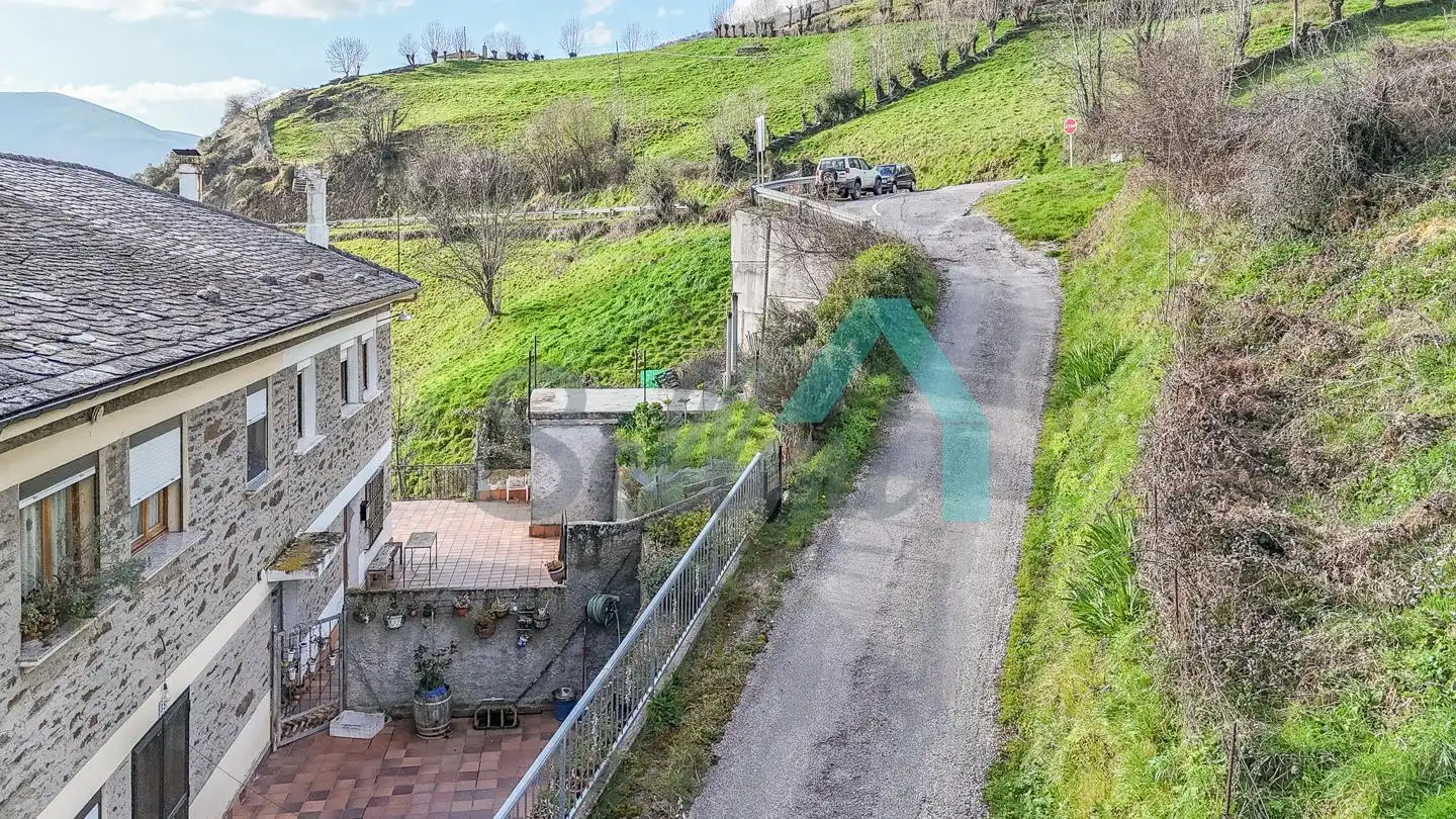 Vista exterior de Casa adosada en venda en Cangas del Narcea amb Calefacció, Jardí privat i Terrassa