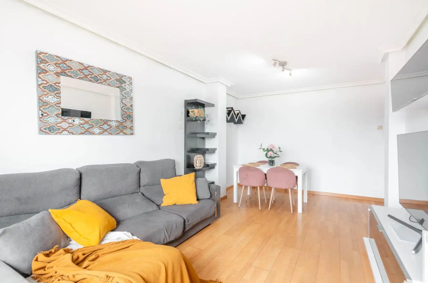 Sala de estar de Piso en venta en Llanera con Calefacción, Trastero y Amueblado