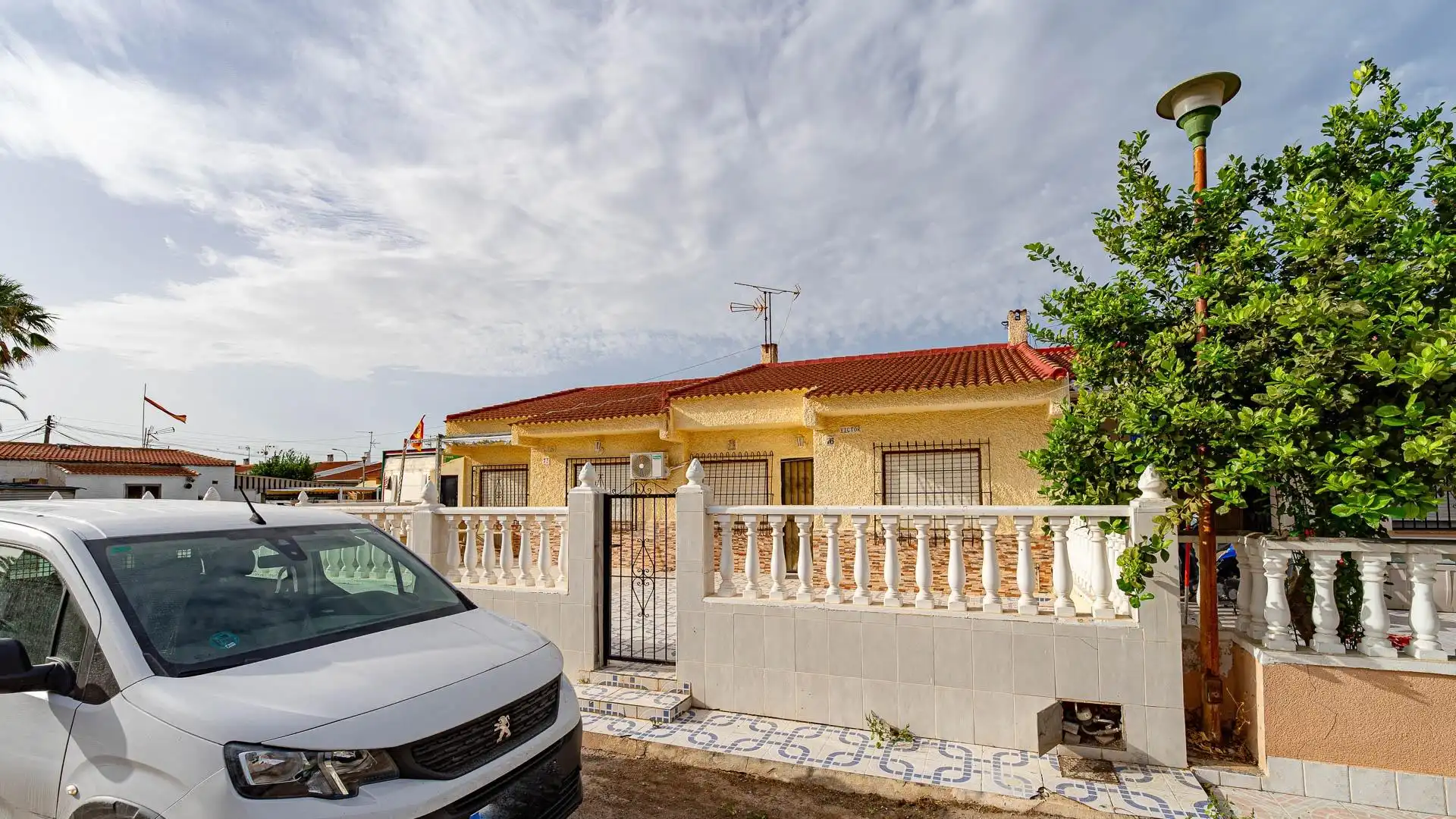 Vista exterior de Casa o xalet en venda en Torrevieja amb Jardí privat
