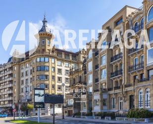 Vista exterior de Pis en venda en Donostia - San Sebastián  amb Terrassa i Balcó