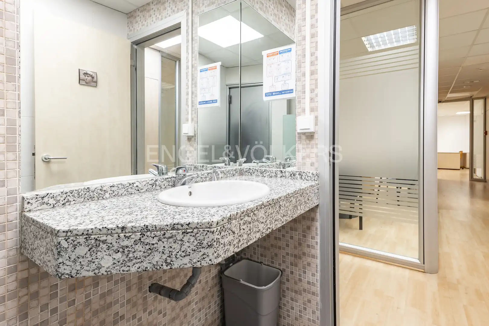 Badezimmer von Geschaftsraum zur Miete in Barcelona mit Klimaanlage und Möbliert
