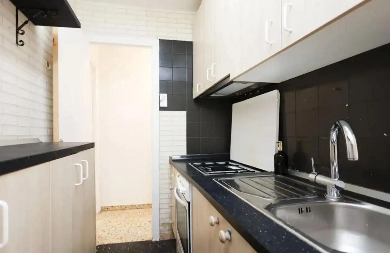 Cocina de Piso en venta en L'Hospitalet de Llobregat con Terraza y Balcón