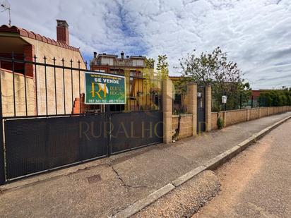 Exterior view of House or chalet for sale in Laguna de Negrillos