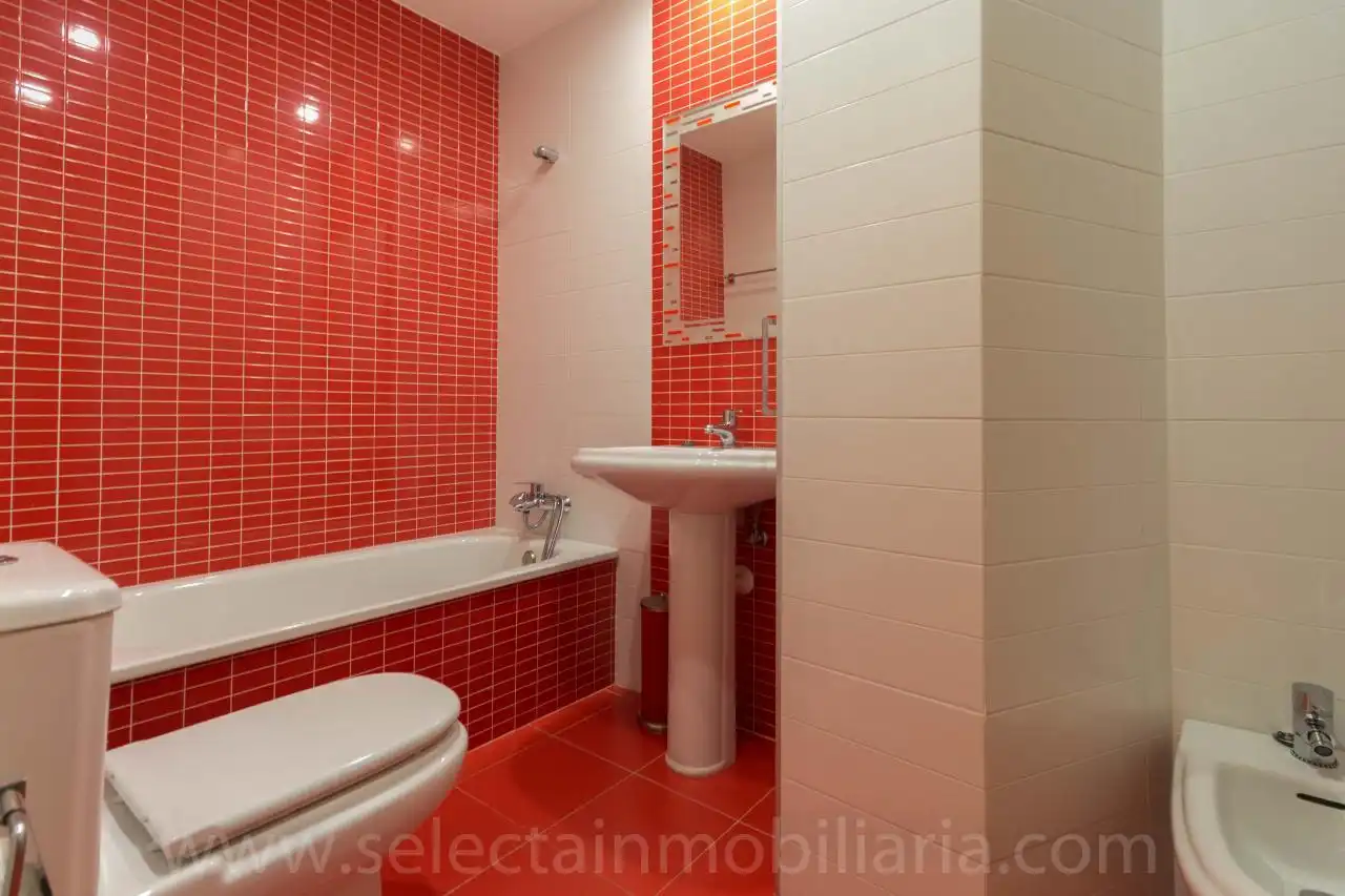Badezimmer von Dachboden zur Miete in Pontevedra Capital  mit Heizung, Terrasse und Schwimmbad