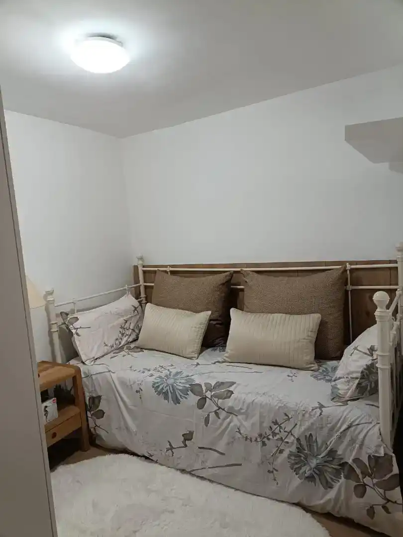 Dormitori de Planta baixa en venda en Madrigal de las Altas Torres amb Parquet i Moblat