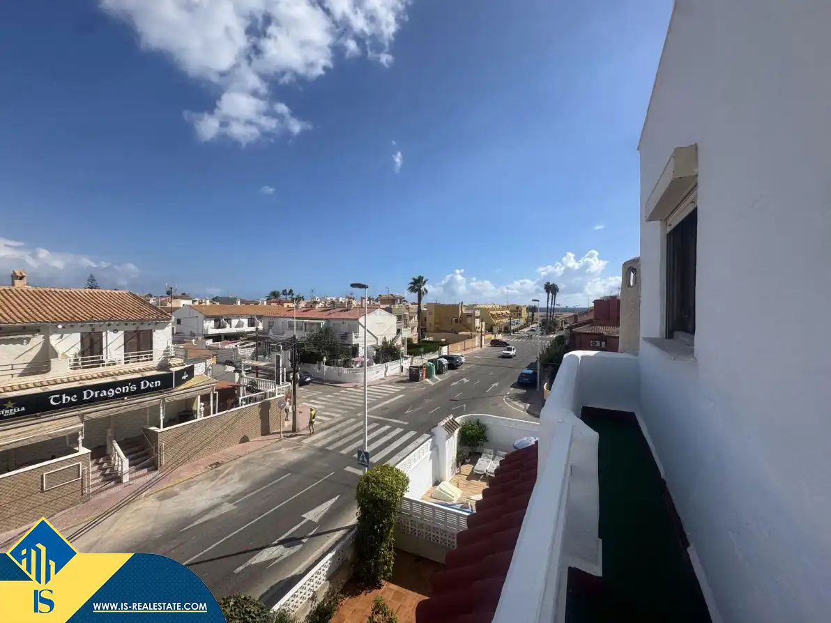 Vista exterior de Casa adosada en venda en Torrevieja amb Calefacció, Jardí privat i Terrassa