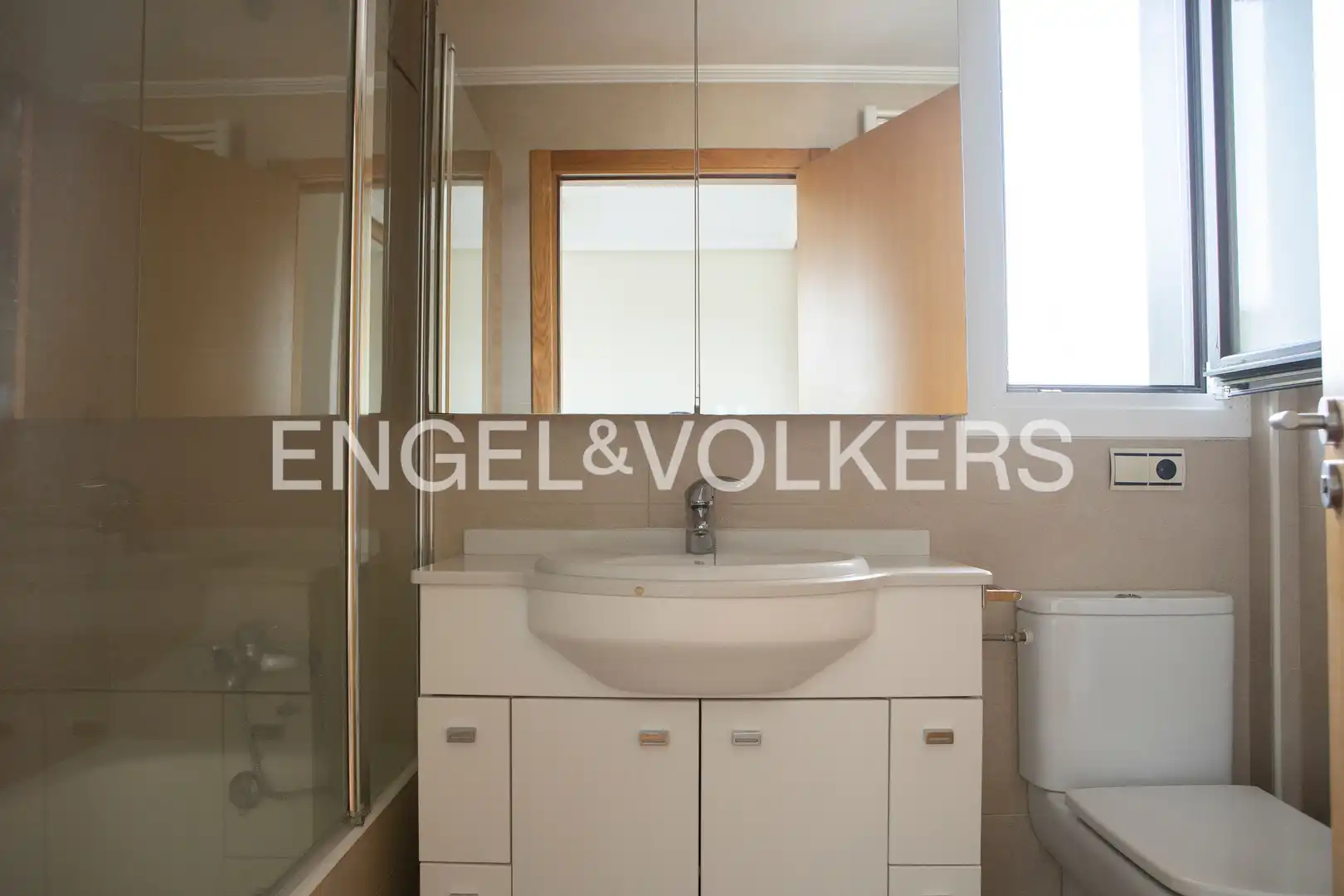 Flat for rent in Manuel Vázquez Montalbán Kalea, Aiete
