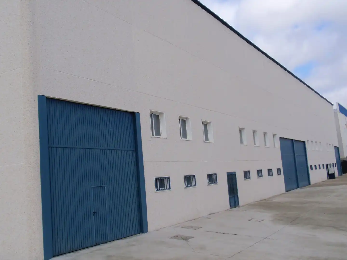 Außenansicht von Fabrikhallen zum Verkauf in Casarrubios del Monte