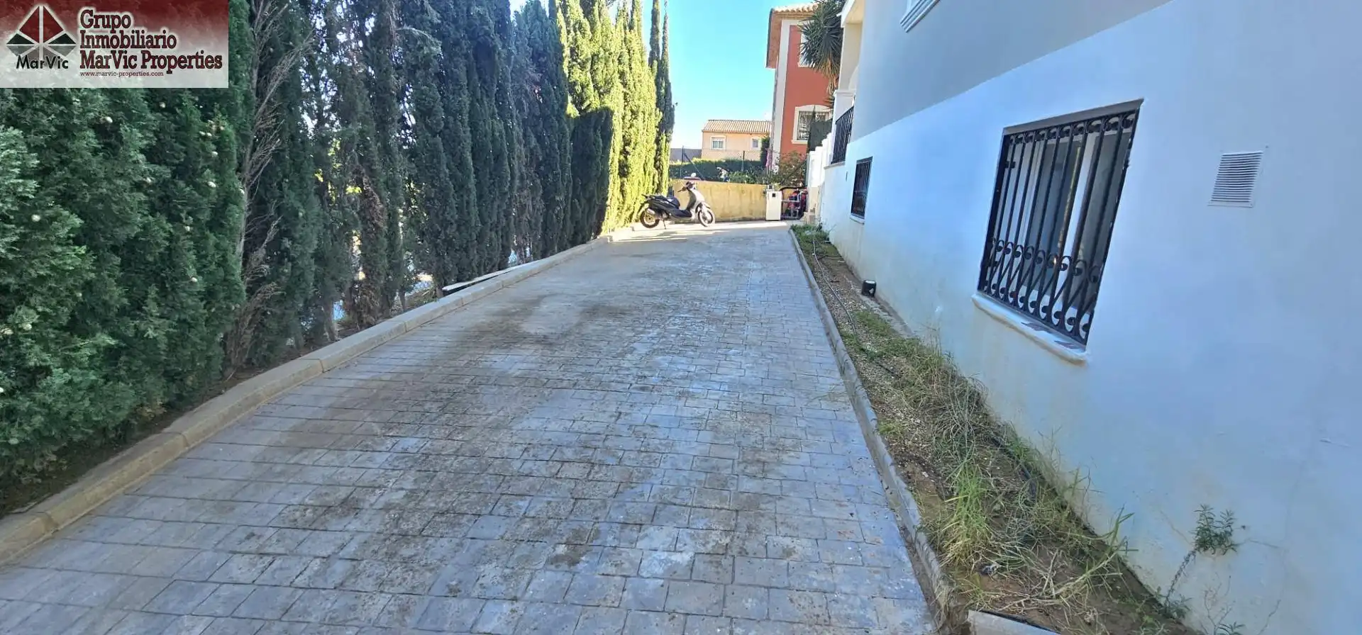 Vista exterior de Casa o xalet en venda en La Nucia amb Aire condicionat, Jardí privat i Terrassa