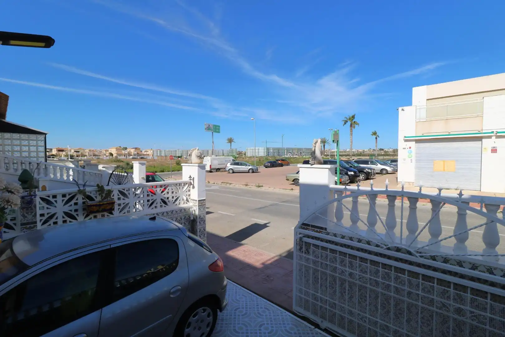 Vista exterior de Casa o xalet en venda en Torrevieja amb Aire condicionat, Jardí privat i Terrassa