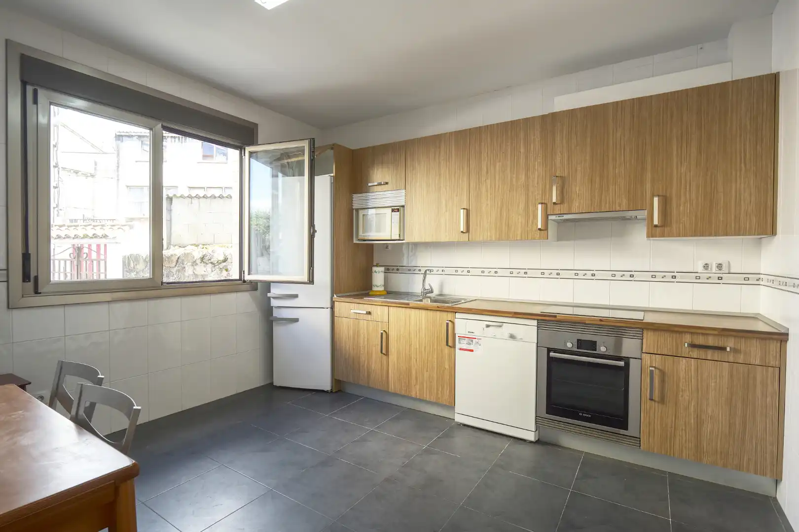 Cuina de Casa o xalet en venda en Arteixo amb Parquet, Terrassa i Traster