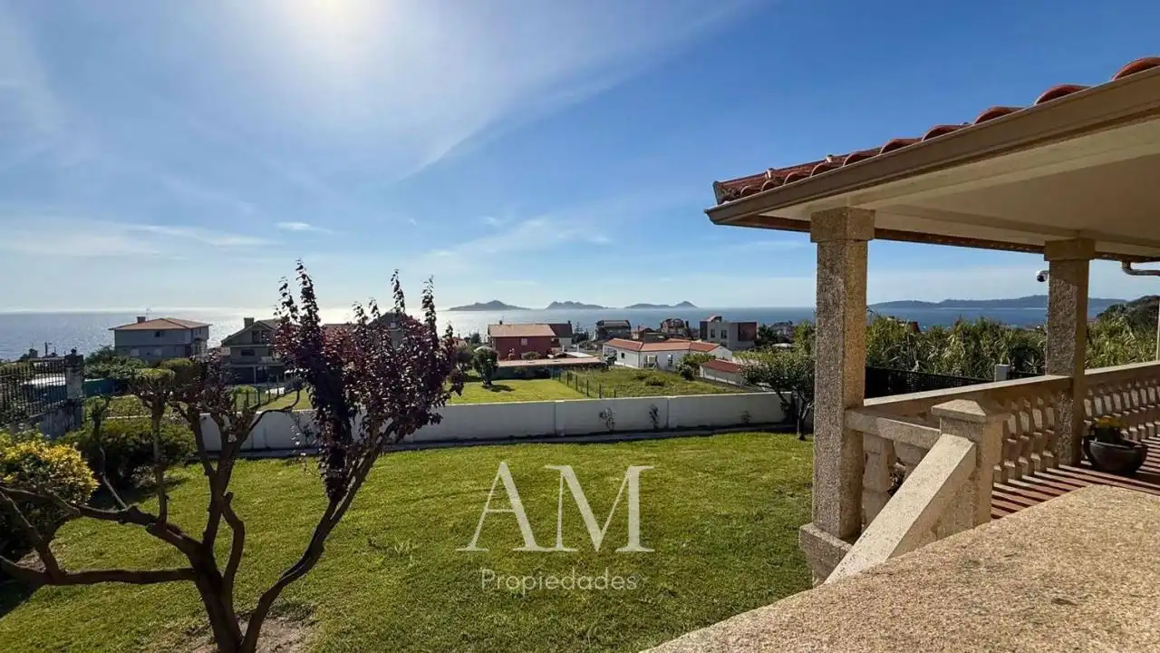 Vista exterior de Casa o xalet en venda en Vigo  amb Calefacció, Jardí privat i Terrassa