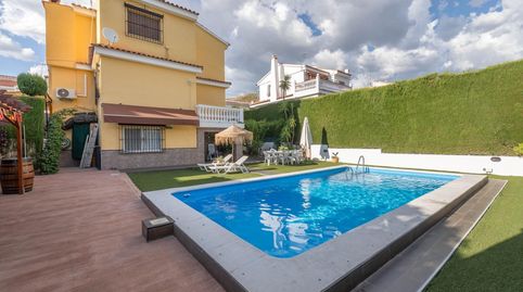 CHALET CON PISCINA Y JARDÍN A SOLO 10 MINUTOS DE GRANADA