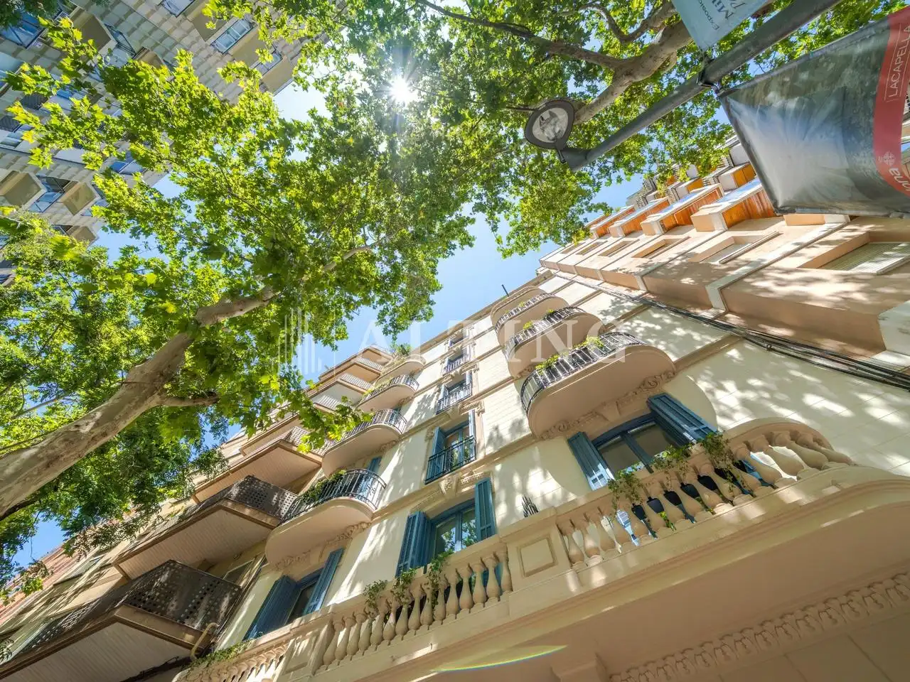 Vista exterior de Pis en venda en Barcelona amb Aire condicionat, Calefacció i Jardí privat