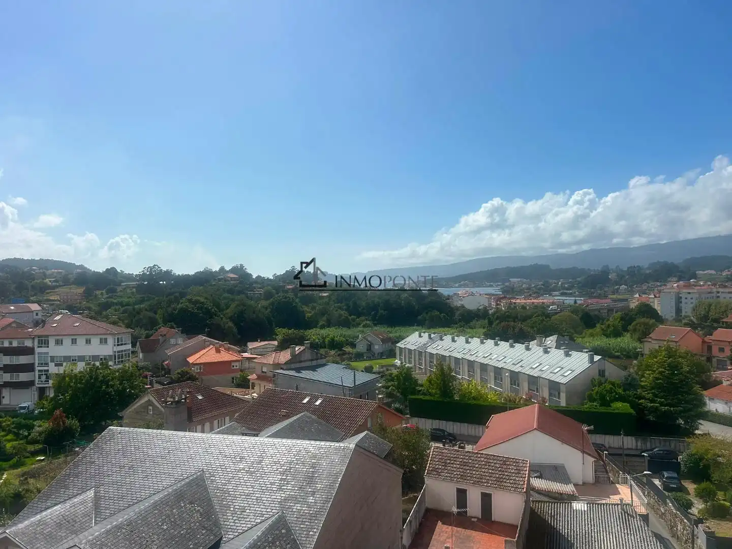 Vista exterior de Apartament en venda en Pontevedra Capital  amb Calefacció i Traster