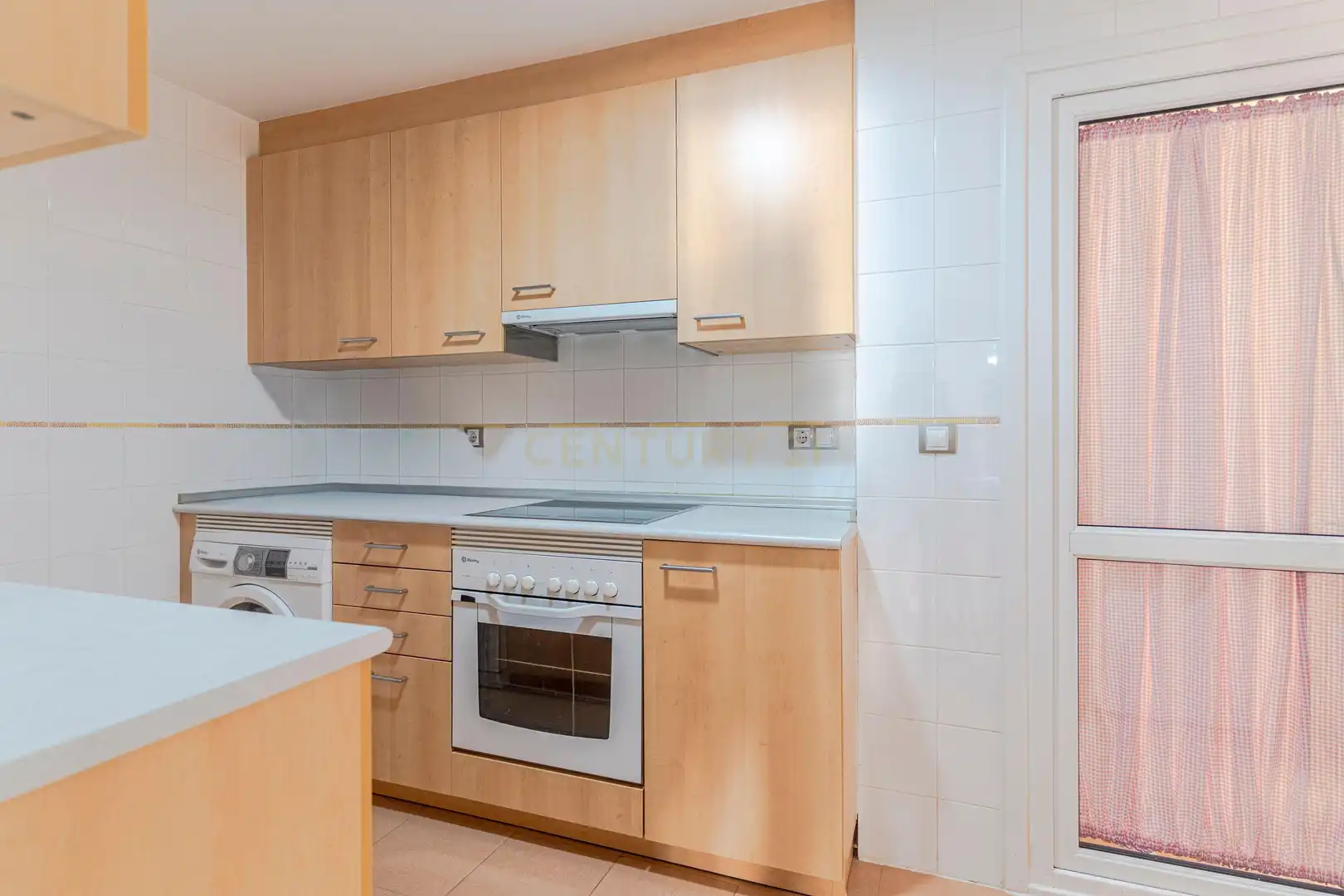 Küche von Wohnung zum Verkauf in Manilva mit Privatgarten, Abstellraum und Gemeinschaftspool