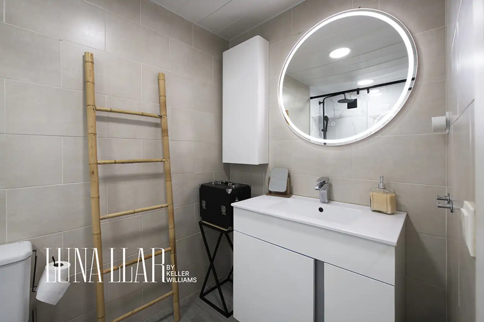 Badezimmer von Dachboden zum Verkauf in Cambrils mit Klimaanlage, Heizung und Privatgarten