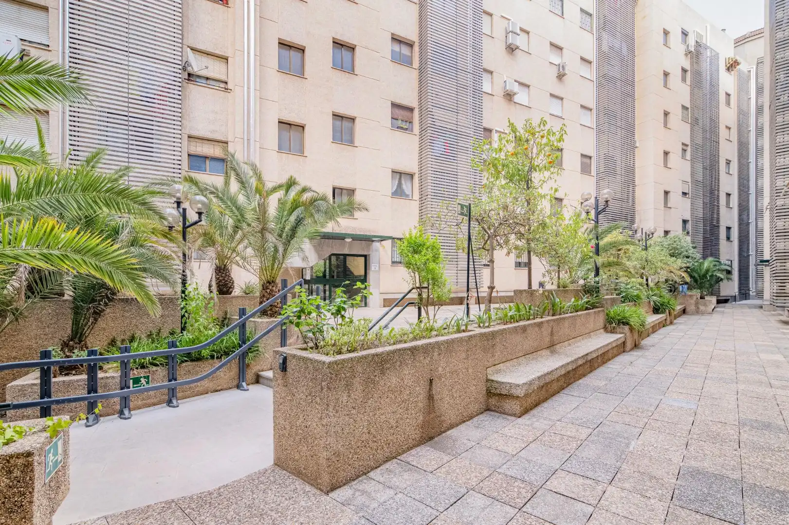 Vista exterior de Pis en venda en Granada amb Calefacció i Moblat