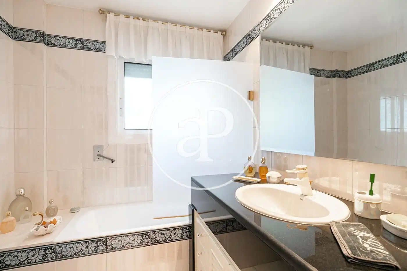 Badezimmer von Einfamilien-Reihenhaus zum Verkauf in Barcelona mit Klimaanlage, Heizung und Privatgarten
