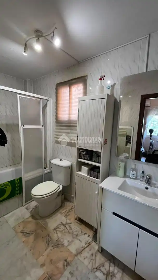 Badezimmer von Wohnung zum Verkauf in Alcalá de Guadaira mit Klimaanlage, Möbliert und Alarm