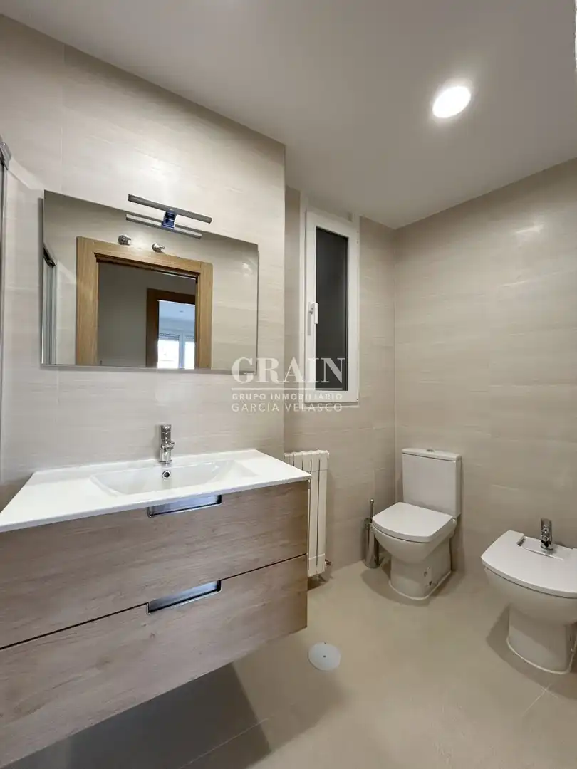Bany de Apartament de lloguer en Albacete amb Aire condicionat, Calefacció i Balcó