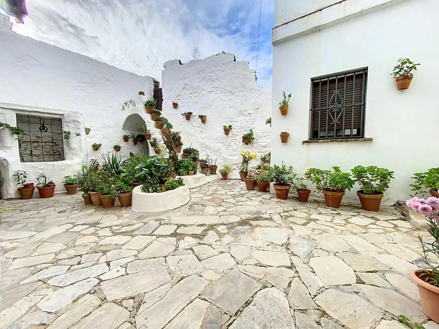 Vista exterior de Casa o xalet en venda en Medina Sidonia amb Terrassa, Moblat i Balcó