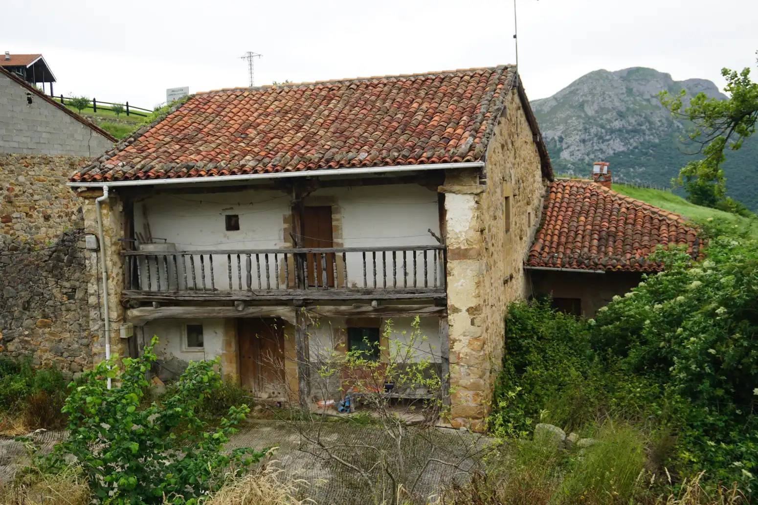 Vista exterior de Casa adosada en venda en Lamasón amb Jardí privat