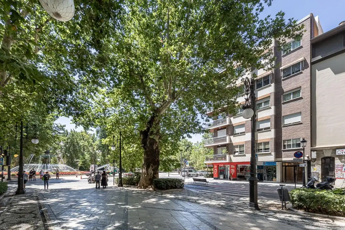 Vista exterior de Pis en venda en Granada amb Calefacció i Balcó
