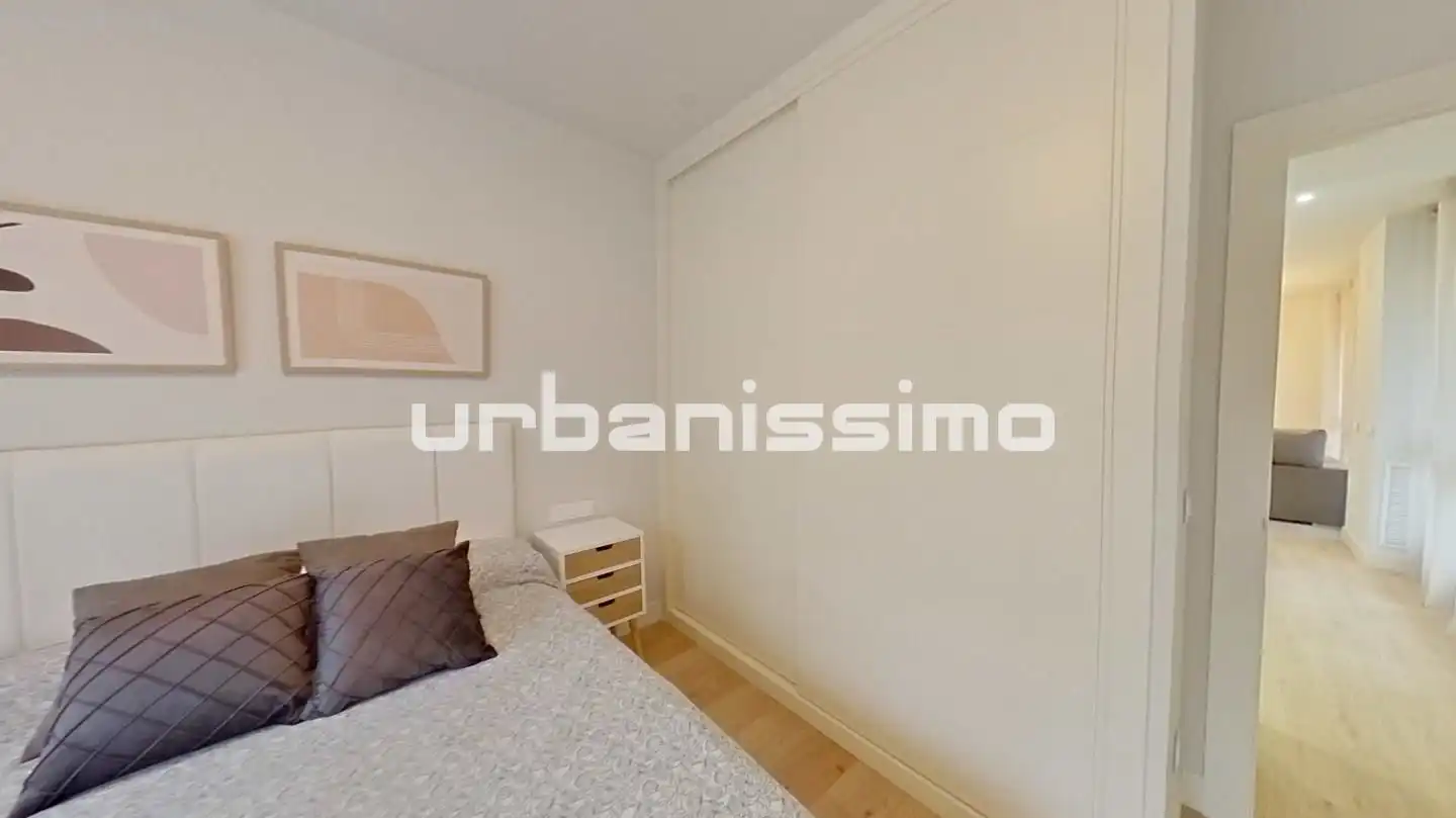 Dormitori de Apartament de lloguer en Madrid amb Aire condicionat, Calefacció i Moblat