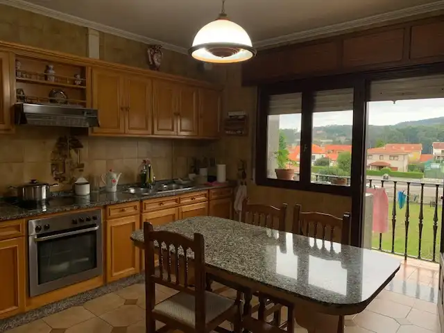 Küche von Einfamilien-Reihenhaus zum Verkauf in Vilagarcía de Arousa mit Heizung, Privatgarten und Möbliert