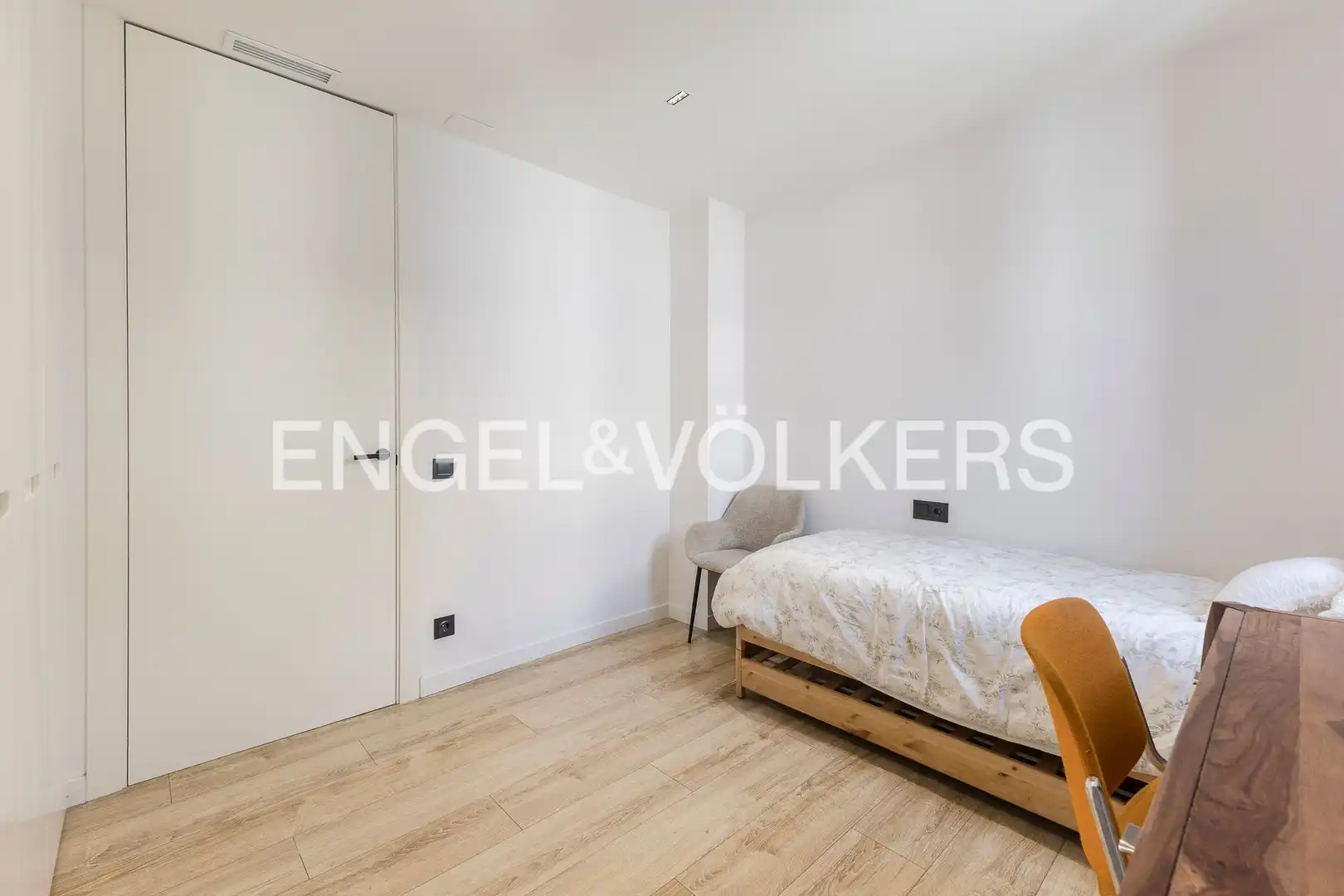 Bedroom of Flat for sale in Barcelona  with Air Conditioner, Heating and Balcony