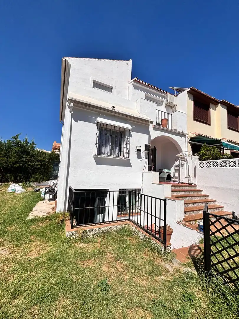 Vista exterior de Casa o xalet en venda en Estepona amb Jardí privat, Terrassa i Balcó