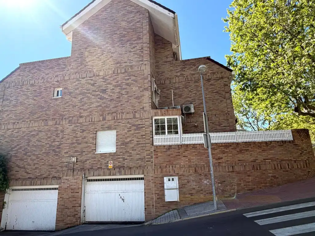 Vista exterior de Casa adosada en venda en Majadahonda