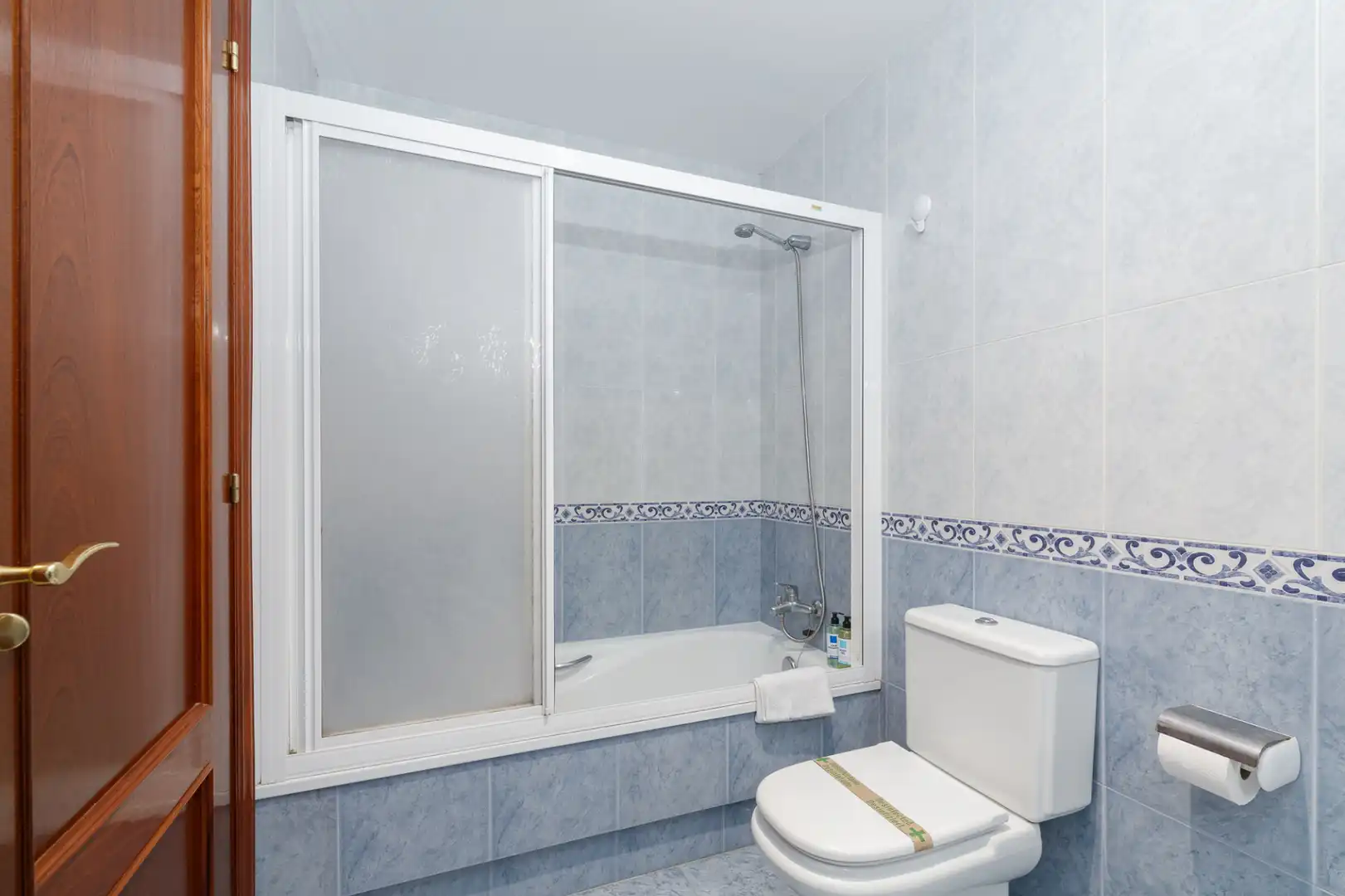 Baño de Apartamento de alquiler en Cangas  con Calefacción, Parquet y Amueblado