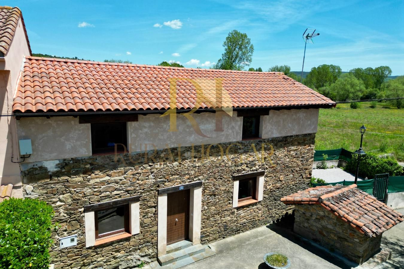 Vista exterior de Casa o xalet en venda en Santa María de Ordás amb Calefacció i Moblat