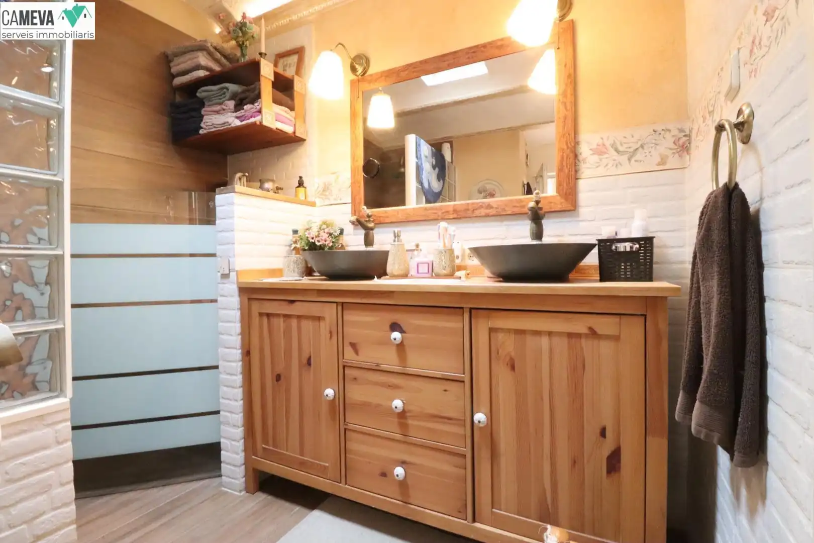 Badezimmer von Erdgeschoss zum Verkauf in Badalona mit Klimaanlage, Heizung und Terrasse