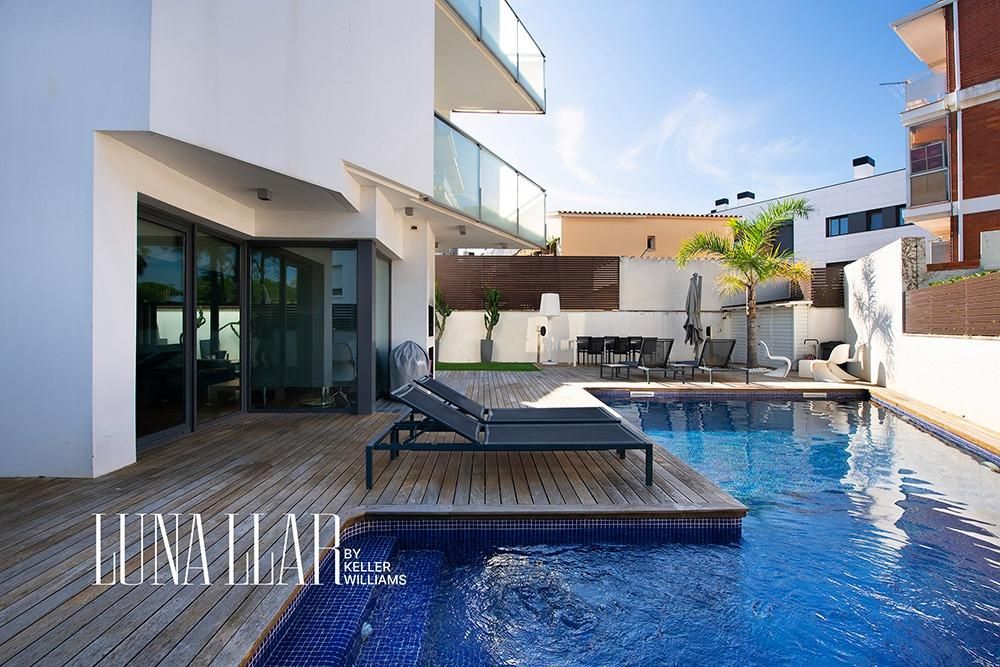 Piscina de Casa o xalet en venda en Castelldefels amb Aire condicionat, Calefacció i Jardí privat