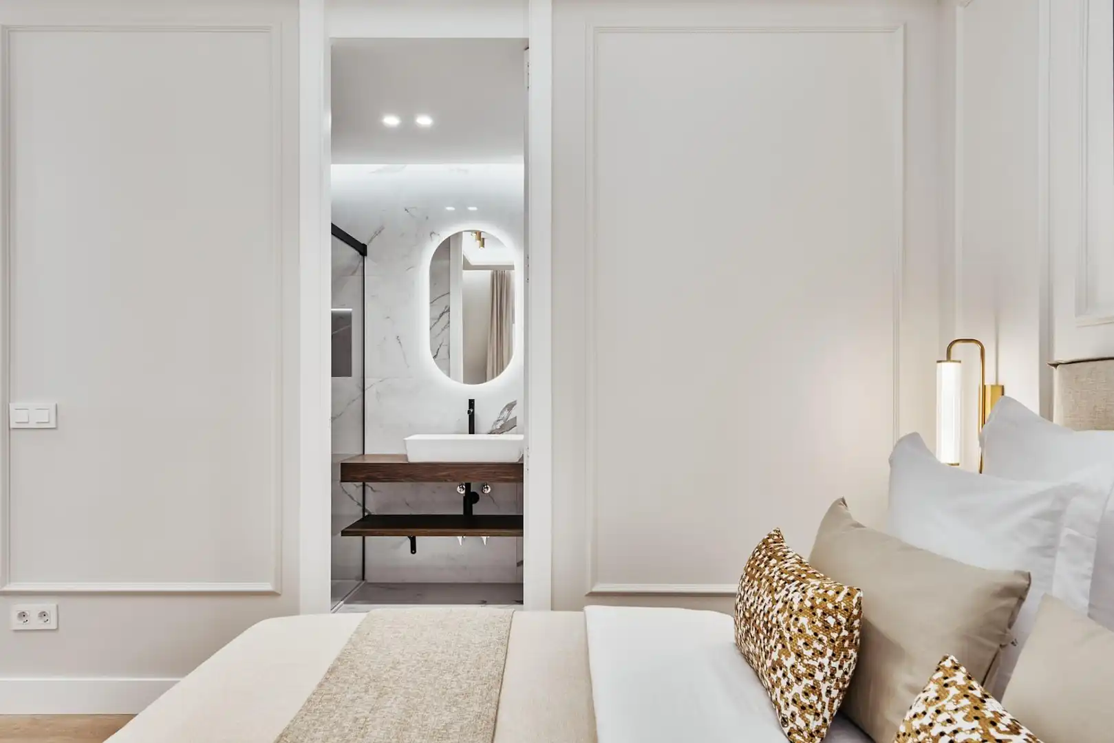 Dormitori de Apartament en venda en Madrid amb Calefacció, Terrassa i Moblat
