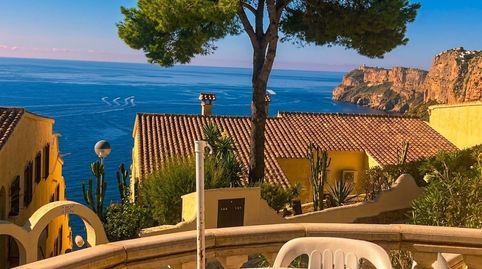 Precioso bungalow renovado con vistas al mar en Moraira