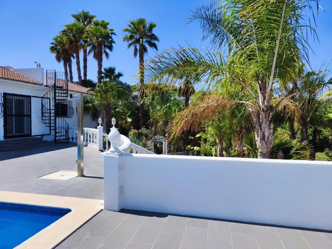 Vista exterior de Casa o chalet en venta en Alhaurín de la Torre con Aire acondicionado, Calefacción y Jardín privado