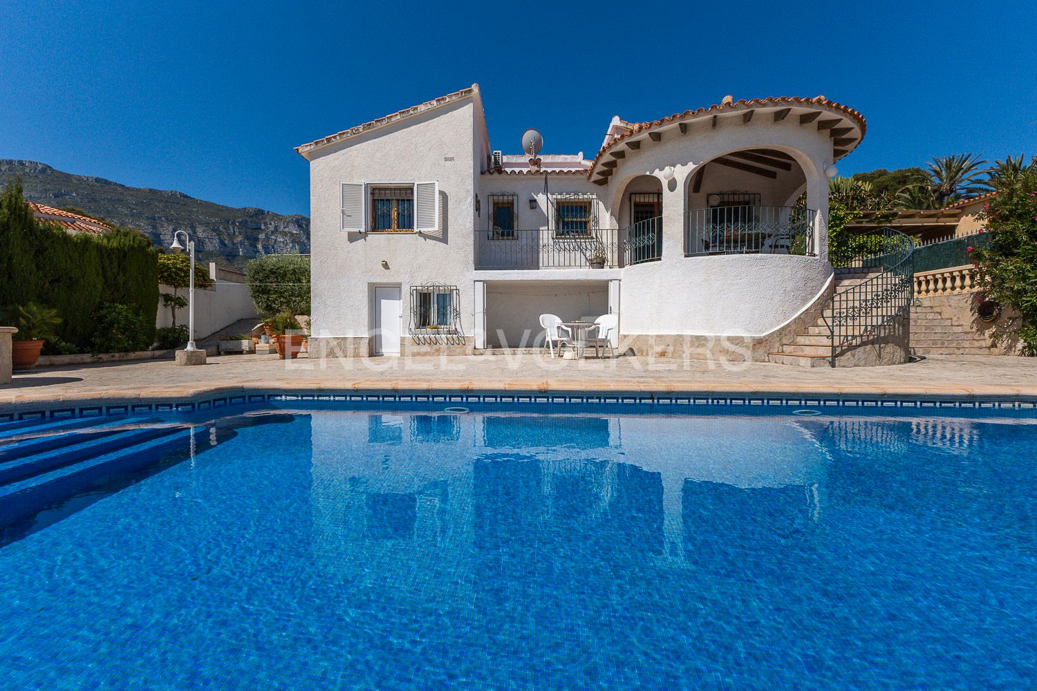 Vista exterior de Casa o xalet en venda en Dénia amb Aire condicionat, Calefacció i Jardí privat