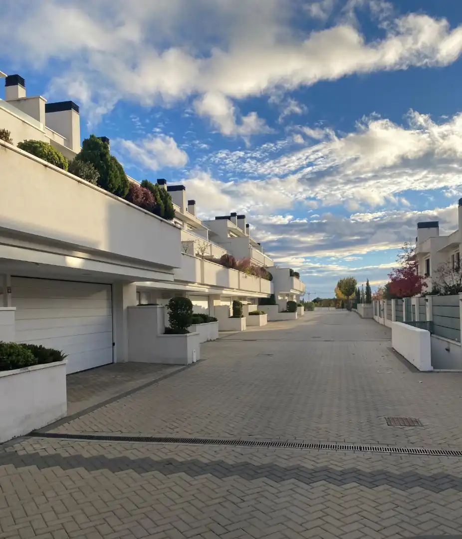 Vista exterior de Casa adosada en venda en Boadilla del Monte amb Calefacció, Jardí privat i Terrassa