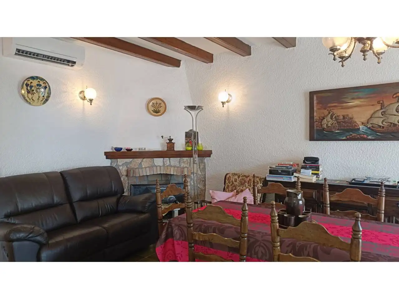 Sala d'estar de Casa o xalet en venda en L'Escala amb Aire condicionat, Jardí privat i Terrassa