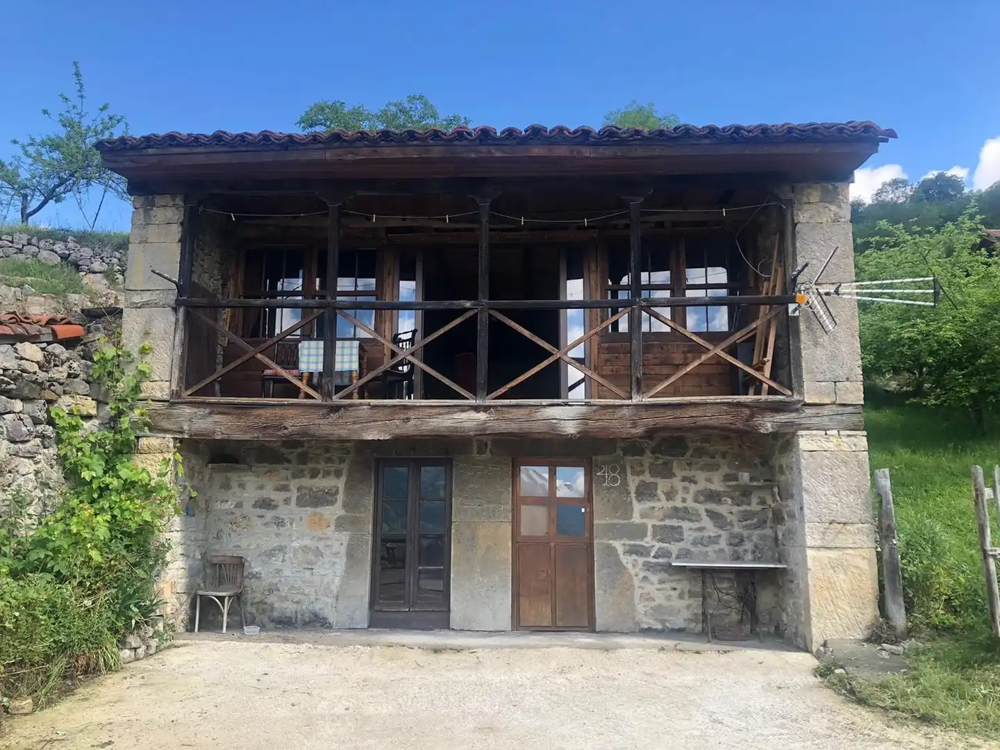 Vista exterior de Casa o xalet en venda en Quirós amb Jardí privat, Terrassa i Balcó