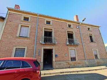 Casa rústica amb balcó en venda a Osorno la Mayor