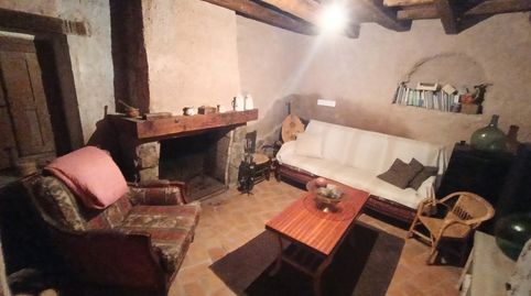 CALERA Y CHOZAS. Casa de 4 Dormitorios, Salón con Chimenea, Cocina, 2 Baños, Porche delantero y Patio.