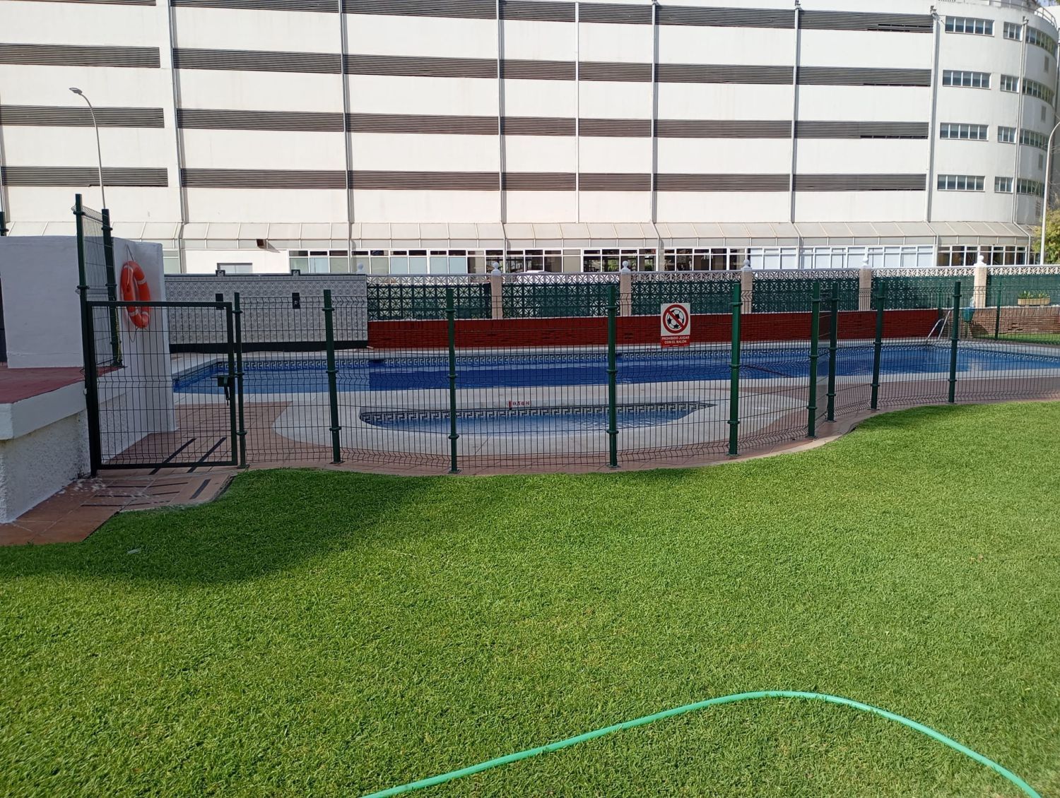 Piscina de Apartamento en venta en Torremolinos con Terraza y Piscina comunitaria