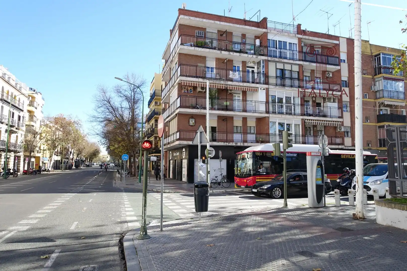 Vista exterior de Local en venda en Sevilla amb Aire condicionat