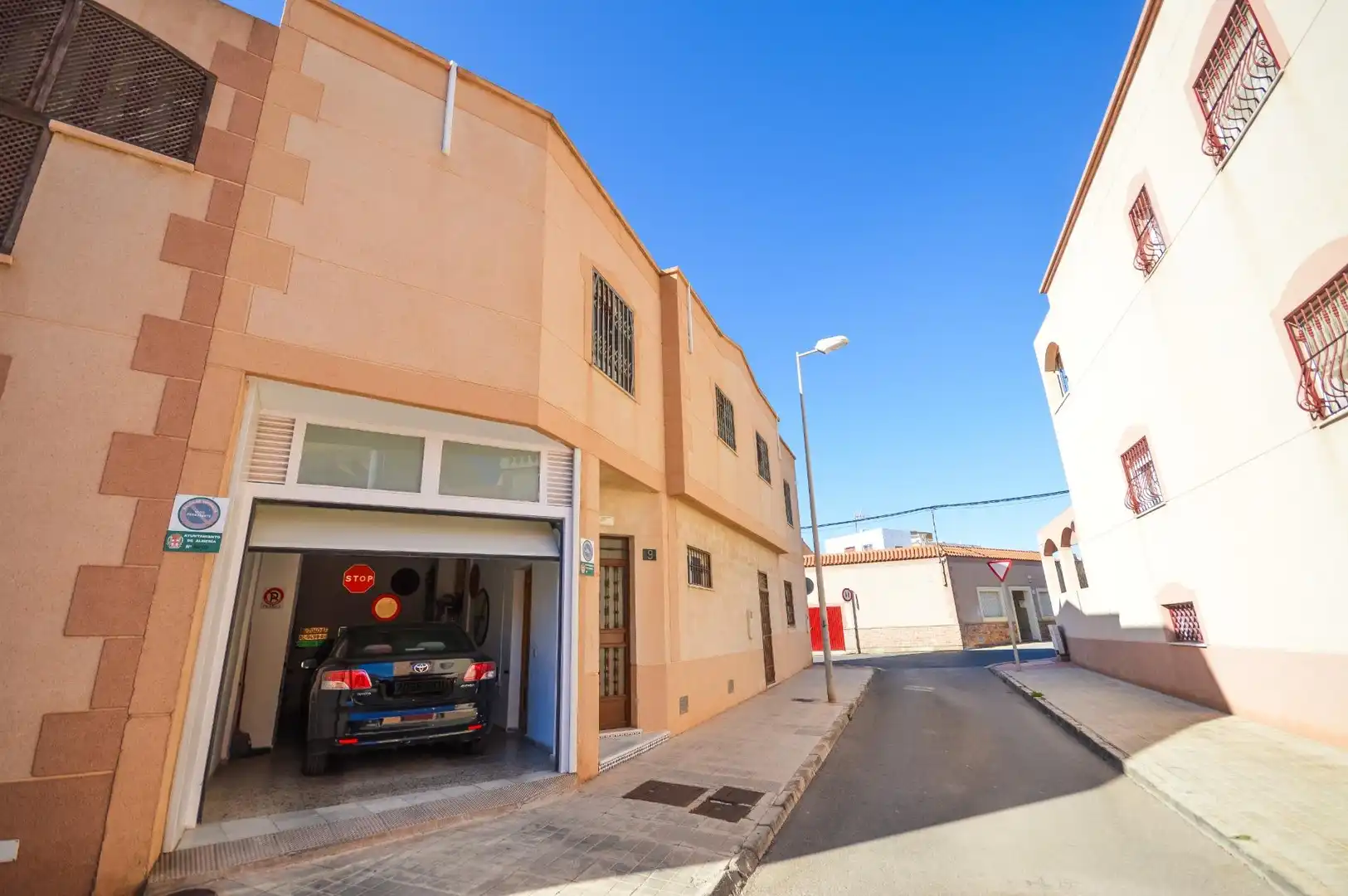 Außenansicht von Einfamilien-Reihenhaus zum Verkauf in Almería mit Klimaanlage und Abstellraum