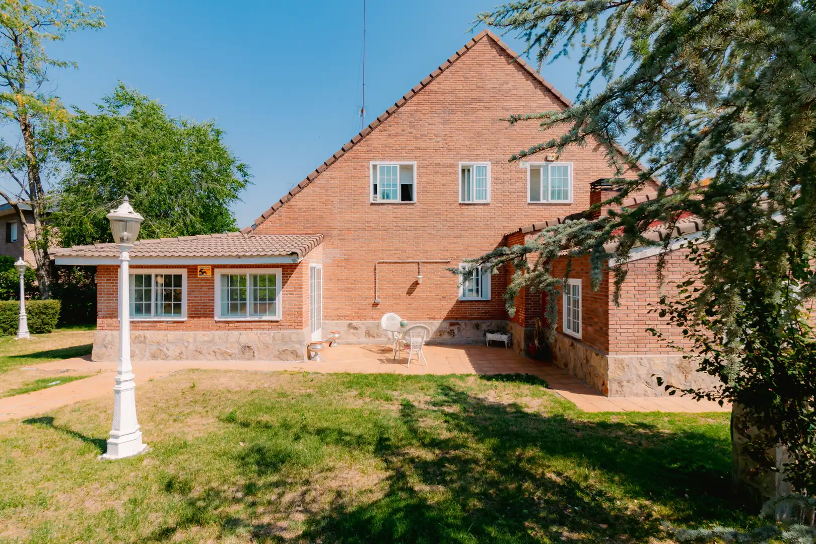 Vista exterior de Casa o xalet en venda en Las Rozas de Madrid amb Calefacció, Jardí privat i Parquet
